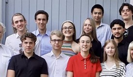 Präsident Günther Wördemann und Ina Boglaski mit den 11 Abiturienten