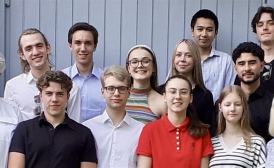 Präsident Günther Wördemann und Ina Boglaski mit den 11 Abiturienten